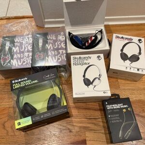 Skullcandy VINTAGE bundle: 6 On-Ear wired Headphones, + 1 Bluetooth